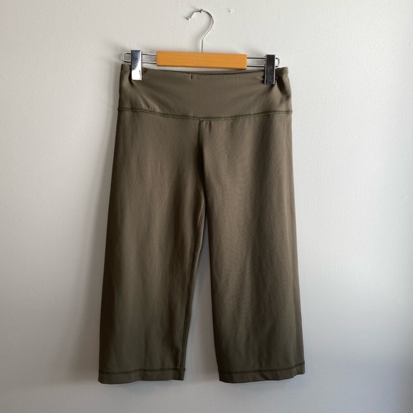 Lululemon Reversible Cropped Yoga Pant - Picture 9 of 10